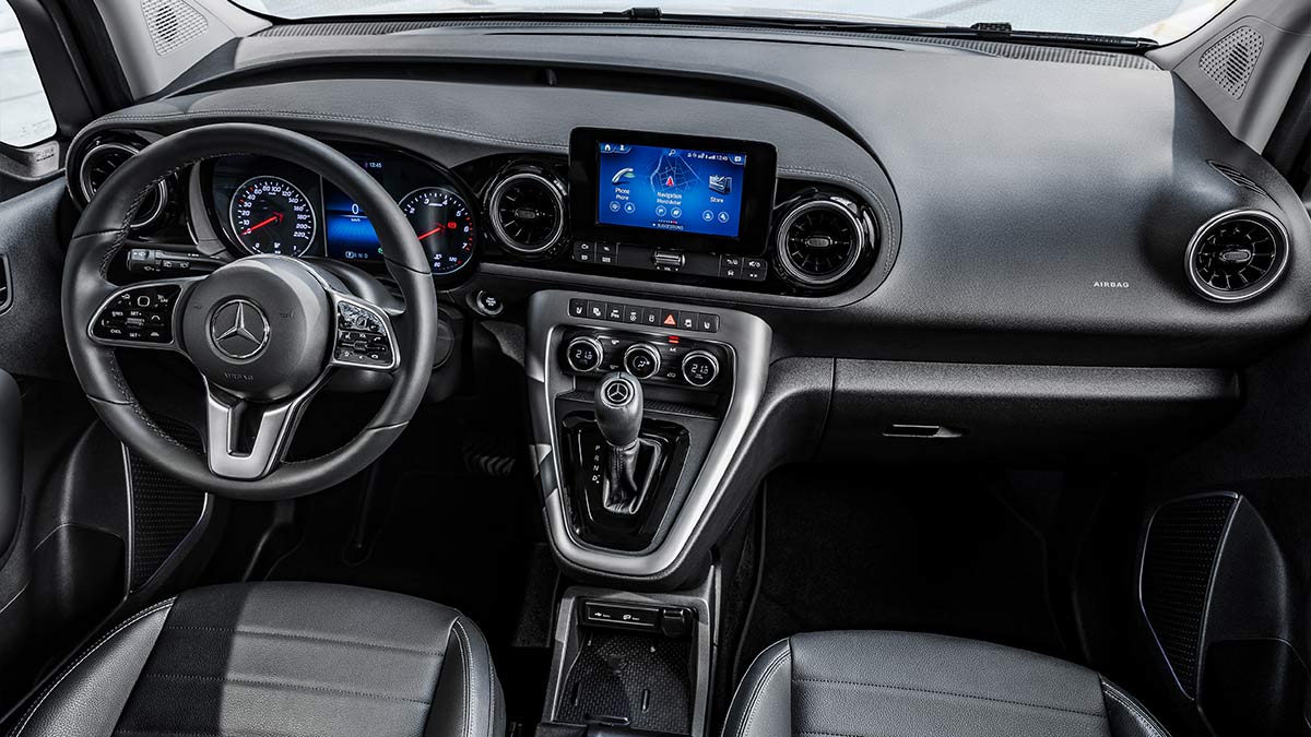 Interieur/Cockpit der neuen Mercedes-Benz T-Klasse bei Autohaus Riess