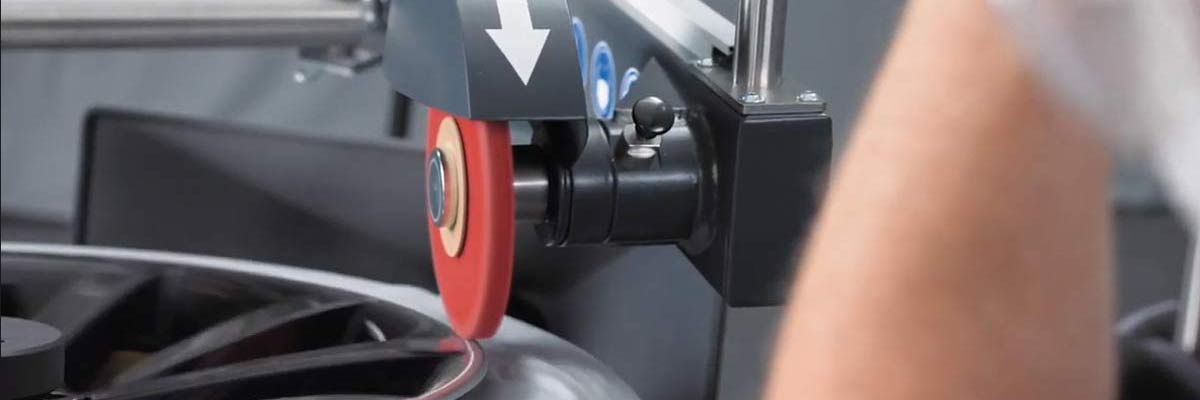Wheeldoctor Felgenaufbereitung Detailfoto des Schleifarms bei Autohaus Riess