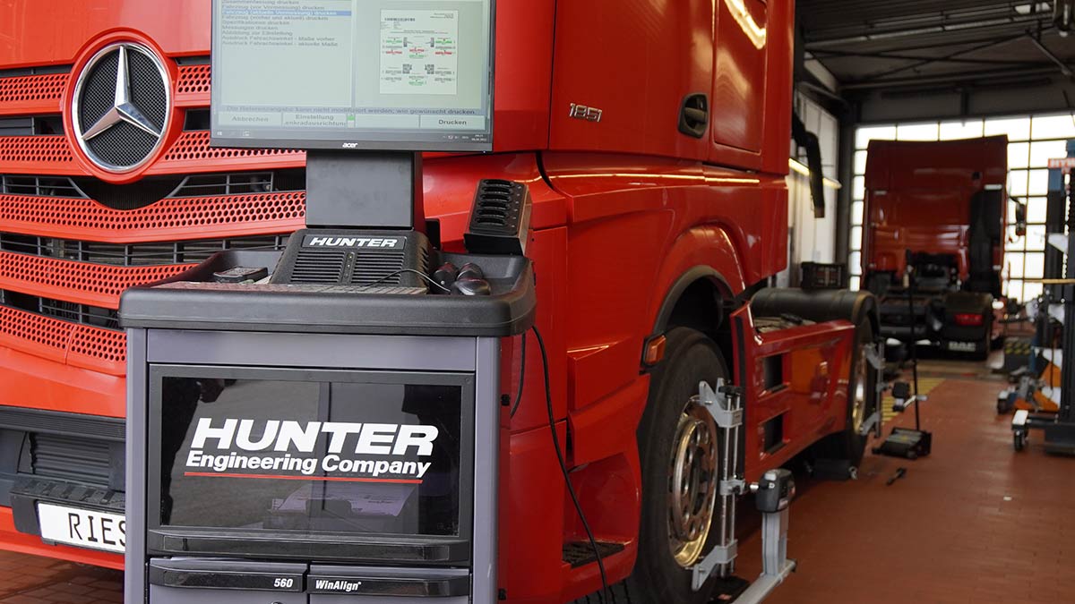 Detailbild WinAlign HD Achsvermessung von Hunter beim Autohaus Riess Truck Competence Center in Zimmern o.R.